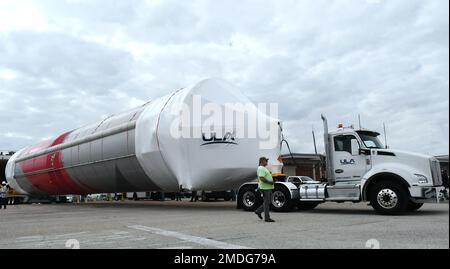 Cape Canaveral, États-Unis. 22nd janvier 2023. La nouvelle fusée de l'United Launch Alliance (ULA), le Vulcan Centaur, est transportée dans une usine de traitement après son arrivée à la station de la Force spatiale du Cap Canaveral à Cape Canaveral. La fusée est arrivée à Port Canaveral la nuit dernière par un cargo de l'usine de fusées ULA à Decatur, en Alabama. Le Vulcan fera son lancement inaugural plus tard cette année. Crédit : SOPA Images Limited/Alamy Live News Banque D'Images