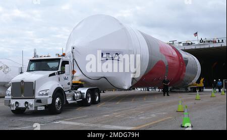 Cape Canaveral, États-Unis. 22nd janvier 2023. La nouvelle fusée de l'United Launch Alliance (ULA), le Vulcan Centaur, arrive à la station de la Force spatiale de Cape Canaveral après avoir été déchargée d'un cargo à Cape Canaveral. La fusée est arrivée à Port Canaveral la nuit dernière après avoir été transportée de l'usine de fusées ULA à Decatur, en Alabama. Le Vulcan a été déplacé par camion dans une usine de traitement en vue de son lancement inaugural plus tard cette année. Crédit : SOPA Images Limited/Alamy Live News Banque D'Images