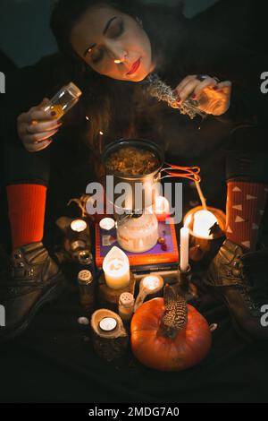 Gros plan femme sorcière préparant des herbes et ajoutant des épices portrait image Banque D'Images