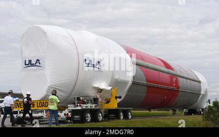 Cape Canaveral, États-Unis. 22nd janvier 2023. La nouvelle fusée de l'United Launch Alliance (ULA), le Vulcan Centaur, est transportée dans une usine de traitement après son arrivée à la station de la Force spatiale du Cap Canaveral à Cape Canaveral. La fusée est arrivée à Port Canaveral la nuit dernière par un cargo de l'usine de fusées ULA à Decatur, en Alabama. Le Vulcan fera son lancement inaugural plus tard cette année. Crédit : SOPA Images Limited/Alamy Live News Banque D'Images