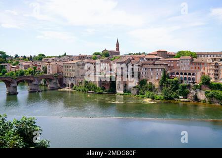 Albi vue sur la ville sur les rives du Tarn en france Banque D'Images