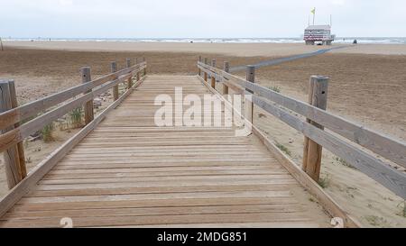 Accès sentier de sable de l'océan clôture en bois à la mer méditerranée plage côte à Gruissan France Banque D'Images