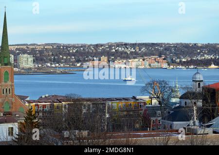 Vue sur le port et la rue Halifax Patrick's Catholic Church de North End Halifax, avec Dartmouth visible en arrière-plan Banque D'Images