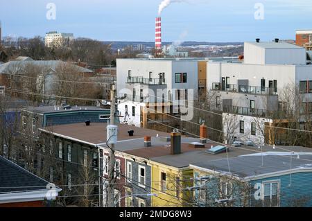 Vue aérienne des maisons de la rue Creighton et de l'arrière de l'immeuble D'appartements VÉLO de la rue Gottingen, dans le nord de Halifax (Nouvelle-Écosse) Banque D'Images