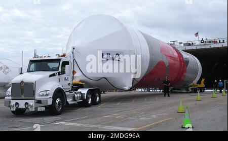 Cape Canaveral, États-Unis. 22nd janvier 2023. La nouvelle fusée de l'United Launch Alliance (ULA), le Vulcan Centaur, arrive à la station de la Force spatiale de Cape Canaveral après avoir été déchargée d'un cargo à Cape Canaveral. La fusée est arrivée à Port Canaveral la nuit dernière après avoir été transportée de l'usine de fusées ULA à Decatur, en Alabama. Le Vulcan a été déplacé par camion dans une usine de traitement en vue de son lancement inaugural plus tard cette année. (Photo de Paul Hennessy/SOPA Images/Sipa USA) crédit: SIPA USA/Alay Live News Banque D'Images