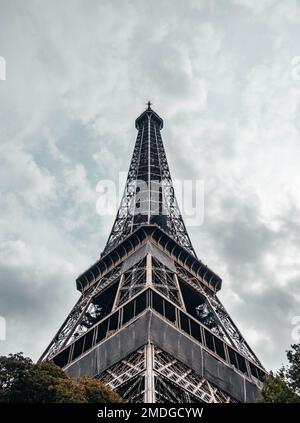 Une photo en petit angle de la Tour Eiffel à Paris, en France, par une journée nuageux Banque D'Images