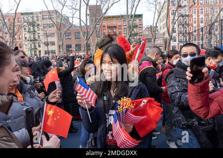 NEW YORK, NEW YORK - JANVIER 22 : une femme distribue des drapeaux chinois et américains lors du meilleur quartier chinois le nouvel an lunaire de la cérémonie et du festival de la culture d'ouverture du lapin dans le quartier chinois de 22 janvier 2023 à New York. Crédit : Ron Adar/Alay Live News Banque D'Images