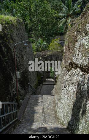 Les escaliers jusqu'aux tombes royales Gunung Kawi à Bali Banque D'Images