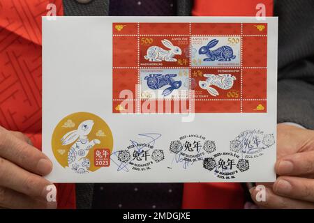 Pékin, Chine. 16th janvier 2023. Cette photo prise le 16 janvier 2023 montre une couverture du premier jour avec les timbres marquant l'année du lapin au Musée du timbre de Hongrie à Budapest, Hongrie. Credit: Attila Volgyi/Xinhua/Alay Live News Banque D'Images