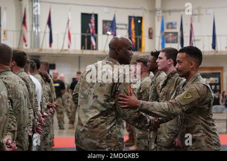 Le sergent de commandement Sheldon Chambliss, commandant du commandement de la Garde nationale de l'Armée de l'Ohio, serre la main avec un participant au tournoi de combat de la Garde nationale de l'Armée de l'Ohio de 2022, 23 juillet 2022, au major-général Robert S. Beightler Armory, à Columbus, Ohio. États-Unis Le programme de combat de l'armée améliore la préparation au combat de l'unité en renforçant le courage personnel, la confiance et la résilience des soldats, ainsi que leur réactivité situationnelle face aux menaces des quartiers proches dans l'environnement opérationnel. (Photo de la CPS. Jessica Silhvy, Détachement mobile des affaires publiques de 196th/PUBLIÉE) Banque D'Images