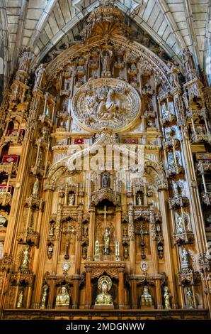 Vieux autel médiéval en bois dans la cathédrale Saint-Jacques-de-Compostelle, Galice, Espagne Banque D'Images