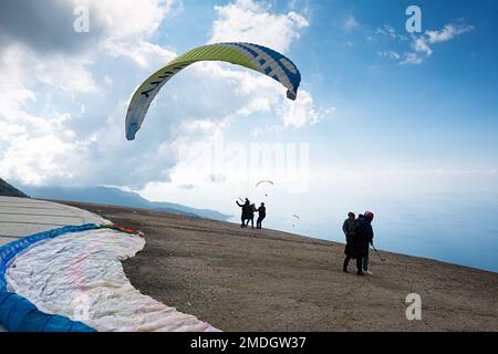 Babadag. Le parapente commence dans les airs avec un ciel bleu, des collines verdoyantes et des montagnes près d'Oludeniz en Turquie Banque D'Images