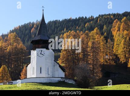 Église Reformierte Kirche dans les Alpes d'automne. Paysage étonnant avec petite chapelle sur prairie ensoleillée à Davos Frauenkirch, Davos, Suisse Banque D'Images