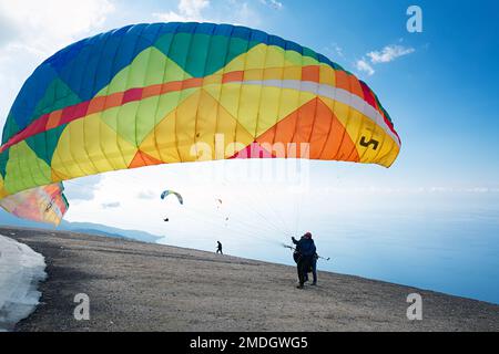 Babadag. Le parapente commence dans les airs avec un ciel bleu, des collines verdoyantes et des montagnes près d'Oludeniz en Turquie Banque D'Images