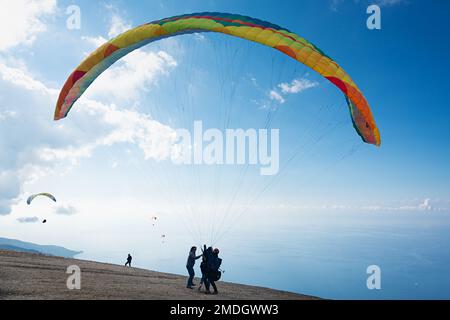 Babadag. Le parapente commence dans les airs avec un ciel bleu, des collines verdoyantes et des montagnes près d'Oludeniz en Turquie Banque D'Images