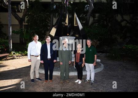 David Valadao, représentant Jake LaTurner, États-Unis Le général Ken Wilsbach de la Force aérienne, le commandant de la Force aérienne du Pacifique, Kim Young, et le représentant Ed case posent pour une photo à l'édifice du quartier général du Commandement de la Force aérienne du Pacifique, à la base aérienne de Hickam, à Hawaï (23 juillet 2022). Les membres du congrès visitaient la base pour en apprendre davantage sur la mission et le rôle des forces aériennes du Pacifique dans la protection des États-Unis tout en renforçant leurs relations avec les alliés et les partenaires de la région. Banque D'Images