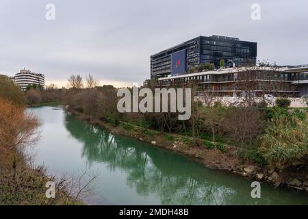 Montpellier, France - 01 19 2023 : vue paysage de l'Hôtel de ville ou de l'Hôtel de ville Architecture moderne de Jean nouvel sur les rives du Lez Banque D'Images