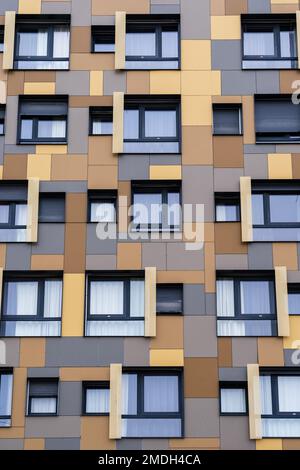 Vue verticale de la façade géométrique colorée d'un immeuble d'architecture moderne, Montpellier, France Banque D'Images