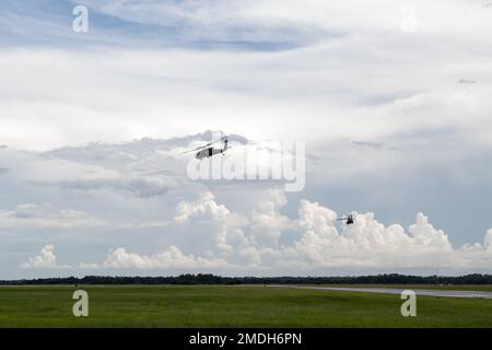 Deux appareils HH-60W Jolly Green II prennent le décollage pour une mission pendant l'exercice Agile Flag 22-2 depuis Avon Park, Floride, 23 juillet 2022. Agile Flag 22-2 est le premier événement de certification de l'aile principale du Commandement de combat aérien conçu pour démontrer la capacité de l'aile 23rd à produire de la puissance aérienne de combat tout en continuant à déplacer, manœuvrer et maintenir les éléments de l'aile et de la force subordonnée dans un environnement dynamique et contesté. Banque D'Images