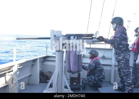 OCÉAN PACIFIQUE (23 juillet 2022) frégate de la marine indonésienne KRI I Gusti Ngurah Rai (332) effectuer des exercices d'artillerie pendant la côte du Pacifique (RIMPAC) 2022. Vingt-six nations, 38 navires, trois sous-marins, plus de 170 avions et 25 000 membres du personnel participent au RIMPAC de 29 juin au 4 août dans les îles hawaïennes et dans le sud de la Californie. Le plus grand exercice maritime international au monde, RIMPAC offre une occasion unique de formation tout en favorisant et en soutenant des relations de coopération entre les participants essentielles pour assurer la sécurité des voies maritimes et de la sécurité sur le monde Banque D'Images