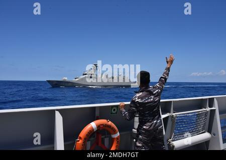 OCÉAN PACIFIQUE (23 juillet 2022) vagues de voiliers de la Marine indonésienne au BRAS Benito Juarez de la Marine mexicaine (POLA 101) pendant la phase maritime à la côte du Pacifique (RIMPAC) 2022. Vingt-six nations, 38 navires, trois sous-marins, plus de 170 avions et 25 000 membres du personnel participent au RIMPAC de 29 juin au 4 août dans les îles hawaïennes et dans le sud de la Californie. Le plus grand exercice maritime international au monde, RIMPAC offre une occasion unique de formation tout en favorisant et en soutenant des relations de coopération entre les participants essentielles pour assurer la sécurité des voies maritimes et de la sécurité sur le Banque D'Images