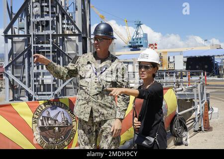 PEARL HARBOR, Hawaï - le capitaine Richard A. Jones, commandant du chantier naval de Pearl Harbor et de l'installation d'entretien intermédiaire (PHNSY et FMI) et la membre du Congrès Young Kim (CA-39) discutent des efforts du futur programme d'optimisation de l'infrastructure du chantier naval (SIOP). La Représentante Kim, ainsi que plusieurs autres délégués et membres du personnel du Congrès, ont visité le chantier naval au cours de leur tournée d'exercices sur les bords du Pacifique (RIMPAC), un exercice maritime international biennal qui s'est tenu à 29 juin jusqu'au 4 août 2022. (États-Unis Photo de la marine par Marc Ayalin) Banque D'Images