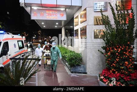 Guangzhou, province chinoise de Guangdong. 21st janvier 2023. Le personnel médical transfère un patient à l'Hôpital provincial de Guangdong de médecine chinoise à Guangzhou, dans la province de Guangdong, dans le sud de la Chine, le 21 janvier 2023. Le personnel médical s'en tient à leurs postes pendant les vacances du Festival de printemps. Credit: Deng Hua/Xinhua/Alay Live News Banque D'Images