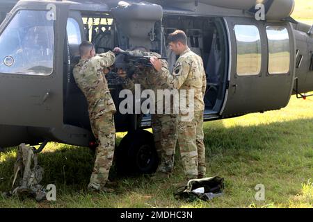 ÉTATS-UNIS Les soldats de la Garde nationale de l'Armée avec la Compagnie Alpha, 2-104th le Bataillon de l'aviation de soutien général monte la mitrailleuse M240H pour la qualification de l'aire de tir aérienne à fort Indiantown Gap 21 juillet. Les soldats doivent se qualifier en tirant le M240H d'un UH-60M Blackhawk. Banque D'Images