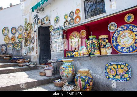 Céramiques artisanales exposées à la vente à Plaza Central, Ravello, Italie Ravello est une ville et une commune située au-dessus de la côte amalfitaine dans la province de Banque D'Images