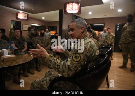 Le Président des chefs d'état-major interarmées, le général Mark A Milley, et le Conseiller principal engagé auprès du Président du Chef d'état-major conjoint, le SEAC Ramon Colon-Lopez, ont parlé avec les soldats et le personnel de Garuda Canti Dharma et les ont remerciés des efforts qu'ils ont déployés pour poursuivre la formation au maintien de la paix en Indonésie. Banque D'Images