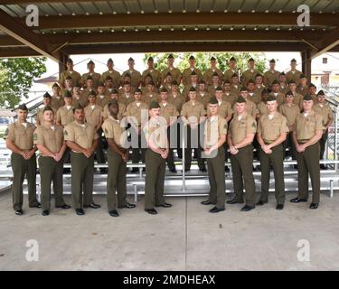 ÉTATS-UNIS Les Marines de la Réserve, avec le 6th Engineer support Battalion (ESB), 4th Marine Logistics Group, posent pour une photo de classe tout en assistant au cours de Corporals, au centre de formation de fort Custer, (FCTC), base de la Garde nationale du Michigan, Augusta, Michigan, 25 juillet 2022. Marines affecté à des unités réparties sur 6th ESB a participé au cours sur les sociétés de la Réserve, qui est conçu pour fournir les compétences de combat, les valeurs fondamentales et l'état d'esprit nécessaires à la direction efficace d'une équipe et de Marines subalternes et a utilisé la CCLAT en raison de l'emplacement, des équipements et des installations offerts à la CCLAT. Banque D'Images