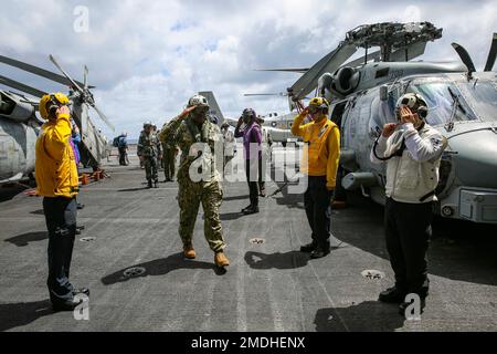 220724-N-VI910-1245 LES garçons de côté DE L'OCÉAN PACIFIQUE (24 juillet 2022) saluent le sous-amiral John Watkins, commandant adjoint de la flotte américaine 3rd, sur le pont de vol du porte-avions USS Abraham Lincoln de la classe Nimitz (CVN 72) pendant la Rim du Pacifique (RIMPAC) 2022. Vingt-six nations, 38 navires, trois sous-marins, plus de 170 avions et 25 000 membres du personnel participent au RIMPAC de 29 juin au 4 août dans les îles hawaïennes et dans le sud de la Californie. Le plus grand exercice maritime international au monde, RIMPAC offre une occasion unique de formation tout en favorisant et en soutenant la rela coopérative Banque D'Images