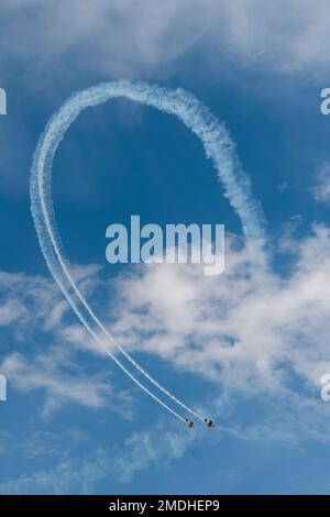 L’équipe de spectacles aériens sans daanté effectue des acrobaties aériennes pendant le « vol au-dessus des chutes » de la Maison-militaire du Montana à la base de la Garde nationale aérienne du Montana, à Great Falls, au Montana, en 24 juillet 2022. L'équipe de formation aérostatique à deux navires est du Nord-Ouest du Pacifique et des efie avec le panneau d'appel « Orca Flight ». Banque D'Images