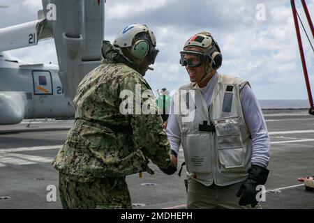 220724-N-VI910-1235 OCÉAN PACIFIQUE (24 juillet 2022) le capitaine Patrick Baker, à droite, officier exécutif du porte-avions de la classe Nimitz USS Abraham Lincoln (CVN 72), accueille le sous-amiral John Watkins, commandant adjoint de la flotte US 3rd, sur le pont de vol d'Abraham Lincoln pendant la côte du Pacifique (RIMPAC) 2022. Vingt-six nations, 38 navires, trois sous-marins, plus de 170 avions et 25 000 membres du personnel participent au RIMPAC de 29 juin au 4 août dans les îles hawaïennes et dans le sud de la Californie. Le plus grand exercice maritime international au monde, RIMPAC offre une formation opp unique Banque D'Images