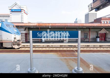 Une photo du panneau de signalisation à la gare Amtrak de Springfield Massachusetts avec une locomotive en arrière-plan. Banque D'Images