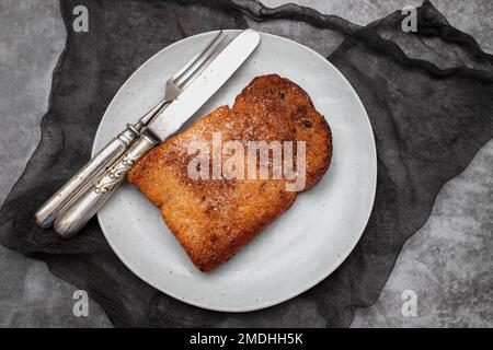 Pain cuit ou frit avec du sucre et de la cannelle. Dessert appelé Rabanada, cuisine du Portugal. Banque D'Images