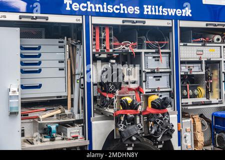 Matériel divers stocké dans un camion de la "Technisches Hilfswerk" allemande (Agence fédérale de secours technique) Banque D'Images