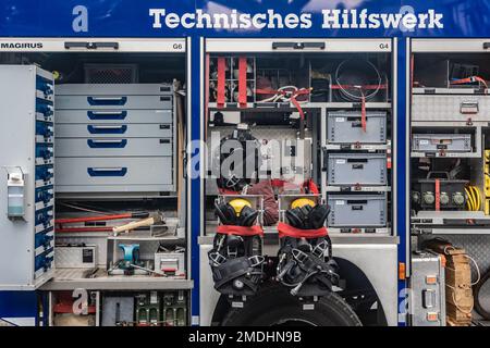 Matériel divers stocké dans un camion de la "Technisches Hilfswerk" allemande (Agence fédérale de secours technique) Banque D'Images