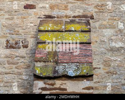 Détails architecturaux sur l'église de St George le Martyr, Wootton, Northampton, Royaume-Uni; pierres altérées avec un carreau de remplissage sur un contrefort. Banque D'Images