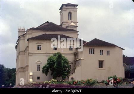 Le Sé Catedral de Santa Catarina, connu sous le nom de Cathédrale de se, est la cathédrale de l'Archidiocèse de l'Eglise latine de Goa et Daman et le siège du Patriarche des Indes orientales. Il fait partie du site du patrimoine mondial, des églises et des couvents de Goa, situé dans le vieux Goa, en Inde. La cathédrale se a été construite pour commémorer la victoire des Portugais sous Afonso de Albuquerque sur une armée musulmane, menant à la capture de la ville de Goa en 1510. Comme le jour de la victoire était la fête de Sainte Catherine, la cathédrale lui était dédiée. Banque D'Images