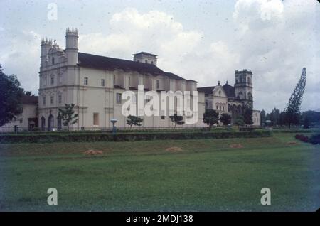 Le Sé Catedral de Santa Catarina, connu sous le nom de Cathédrale de se, est la cathédrale de l'Archidiocèse de l'Eglise latine de Goa et Daman et le siège du Patriarche des Indes orientales. Il fait partie du site du patrimoine mondial, des églises et des couvents de Goa, situé dans le vieux Goa, en Inde. La cathédrale se a été construite pour commémorer la victoire des Portugais sous Afonso de Albuquerque sur une armée musulmane, menant à la capture de la ville de Goa en 1510. Comme le jour de la victoire était la fête de Sainte Catherine, la cathédrale lui était dédiée. Banque D'Images