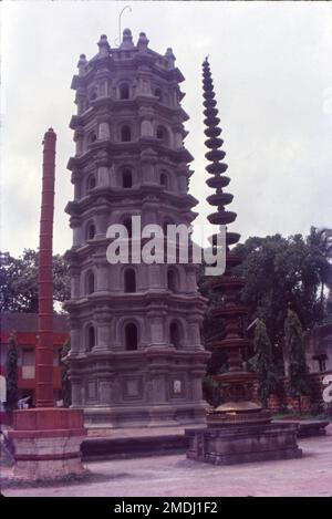 Shri Shantadurga Saunstan est un complexe de temples privés appartenant à la Goud Saraswat Brahman Samaj situé à 30 km de Panaji à l'entrée du village de Kavalem à Ponda Taluka, Goa, Inde. Shrimad Swamiji de Shri Kavale Math est le chef spirituel de Shree Shantadurga Saunsthan, Kavale. Shree Shantadurga temple a une idole impressionnante de la déesse Shree Durga. Les légendes locales racontent une bataille entre Shiva et Vishnu. La bataille était si féroce que le dieu Brahma priait à la déesse Parvati d'intervenir, ce qu'elle fit sous la forme de Shantadurga. Shantadurga a placé Vishnu sur sa main droite et Shiva sur LEF Banque D'Images