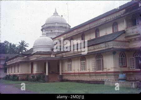 Shri Shantadurga Saunstan est un complexe de temples privés appartenant à la Goud Saraswat Brahman Samaj situé à 30 km de Panaji à l'entrée du village de Kavalem à Ponda Taluka, Goa, Inde. Shrimad Swamiji de Shri Kavale Math est le chef spirituel de Shree Shantadurga Saunsthan, Kavale. Shree Shantadurga temple a une idole impressionnante de la déesse Shree Durga. Les légendes locales racontent une bataille entre Shiva et Vishnu. La bataille était si féroce que le dieu Brahma priait à la déesse Parvati d'intervenir, ce qu'elle fit sous la forme de Shantadurga. Shantadurga a placé Vishnu sur sa main droite et Shiva sur LEF Banque D'Images