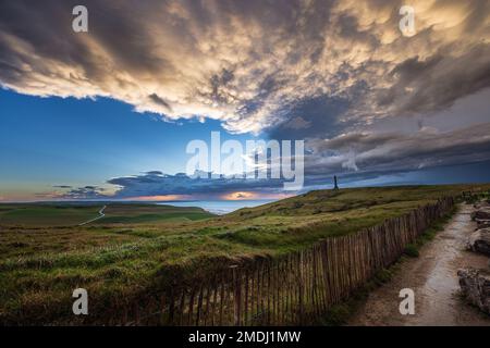 Nuages reduels après le passage de l'orage au dessus du Cap blanc-nez, France, pas de Calais Banque D'Images