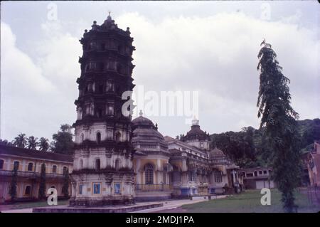 Le temple de Shri Manguesh est situé dans le village de Mangeshi à Priol, Ponda taluk, Goa. Le temple principal est dédié à Bhagavan Manguesh, une incarnation de Shiva. Bhagavan Mangesh est adoré ici comme Shiva linga. Selon la légende, Shiva s'était manifesté en un tigre pour effrayer sa femme Parvati. Banque D'Images