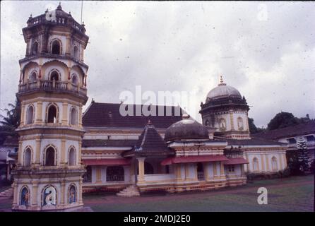 Shri Shantadurga Saunstan est un complexe de temples privés appartenant à la Goud Saraswat Brahman Samaj situé à 30 km de Panaji à l'entrée du village de Kavalem à Ponda Taluka, Goa, Inde. Shrimad Swamiji de Shri Kavale Math est le chef spirituel de Shree Shantadurga Saunsthan, Kavale. Shree Shantadurga temple a une idole impressionnante de la déesse Shree Durga. Les légendes locales racontent une bataille entre Shiva et Vishnu. La bataille était si féroce que le dieu Brahma priait à la déesse Parvati d'intervenir, ce qu'elle fit sous la forme de Shantadurga. Shantadurga a placé Vishnu sur sa main droite et Shiva sur LEF Banque D'Images