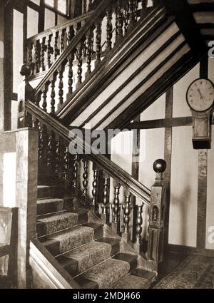 Auberges et tavernes de pubs britanniques - Une photographie vieille de 1940 de l'escalier et de l'horloge de l'entraîneur à l'hôtel George à Cranbrook. Kent Banque D'Images