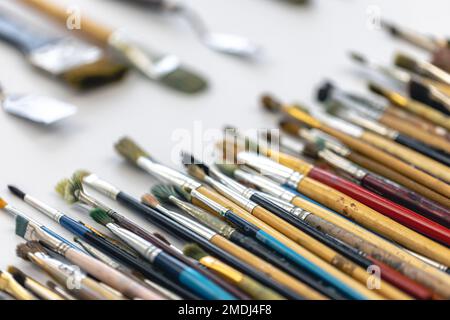 Pinceaux colorés avec de la peinture, gros plan, gros plan. Banque D'Images