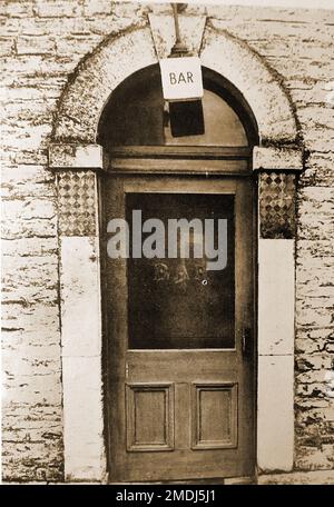Pubs britanniques auberges et tavernes - Une photographie datant de 1940 environ montrant l'ancien panneau de bar lozenge ou motif à damier sur la porte du bar à l'Arms Methuen - Corsham, Wiltshire, Royaume-Uni Banque D'Images