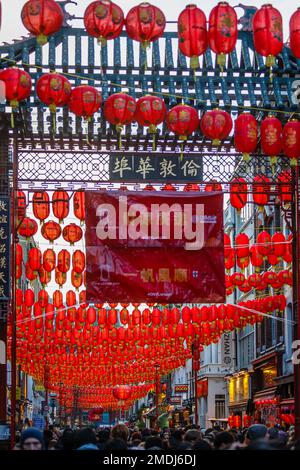 Lanternes rouges accrochées dans le quartier chinois de Londres pendant la fête lunaire du nouvel an. Banque D'Images